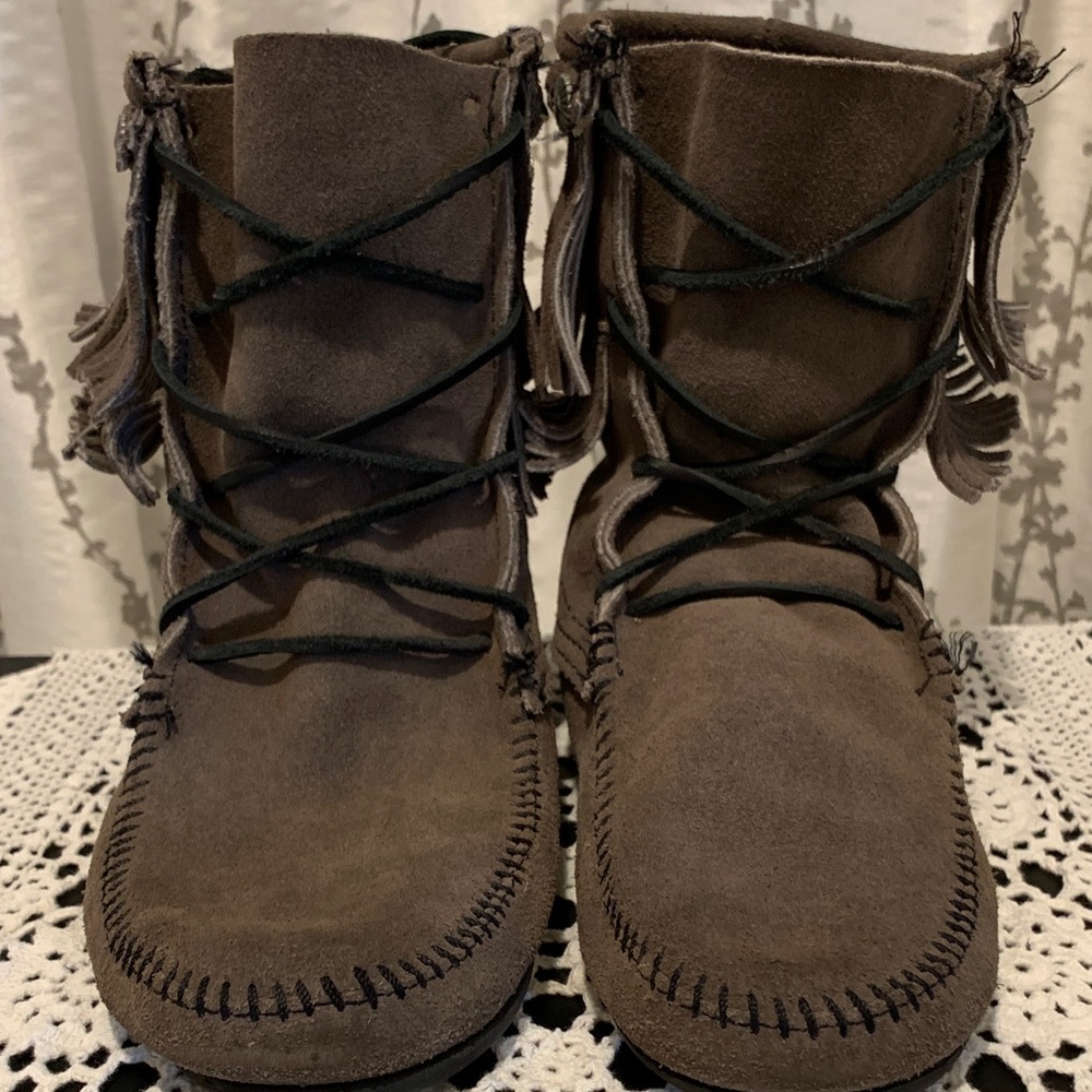 Minnetonka Fringe Boots – Size 9 - Picture 4 of 7